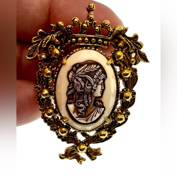 Vintage Signed Florenza Gold Plated Ornate Crest Brooch Pin Resin Cameo - Picture 4 of 9
